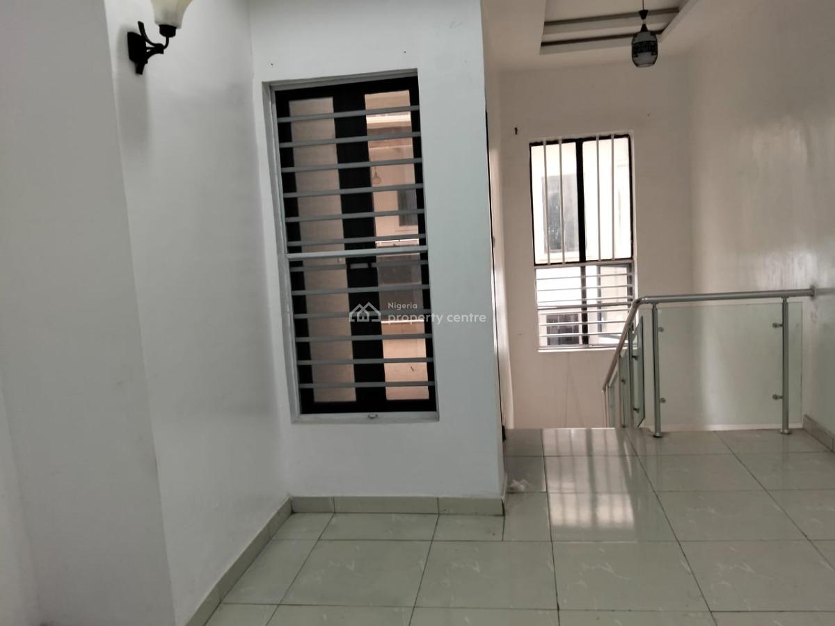 Spacious Master Bedroom (all En-suite), Royal Pine Gate Estate, Lekki, Lagos, Flat / Apartment for Rent