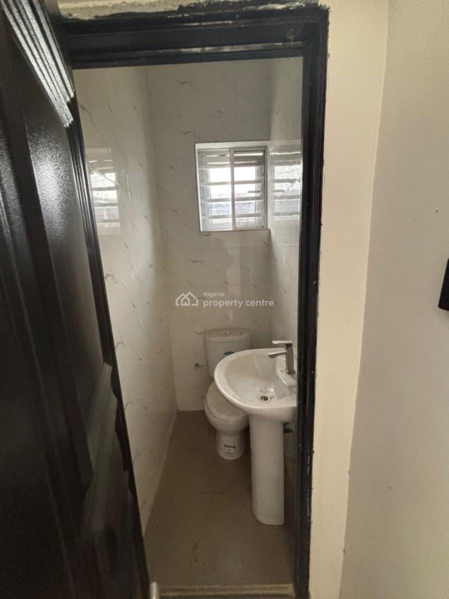 Luxury Nice 3 Bedroom Flat Downstairs, Mobil Road Ilaje, Ajah, Lagos, Flat / Apartment for Rent