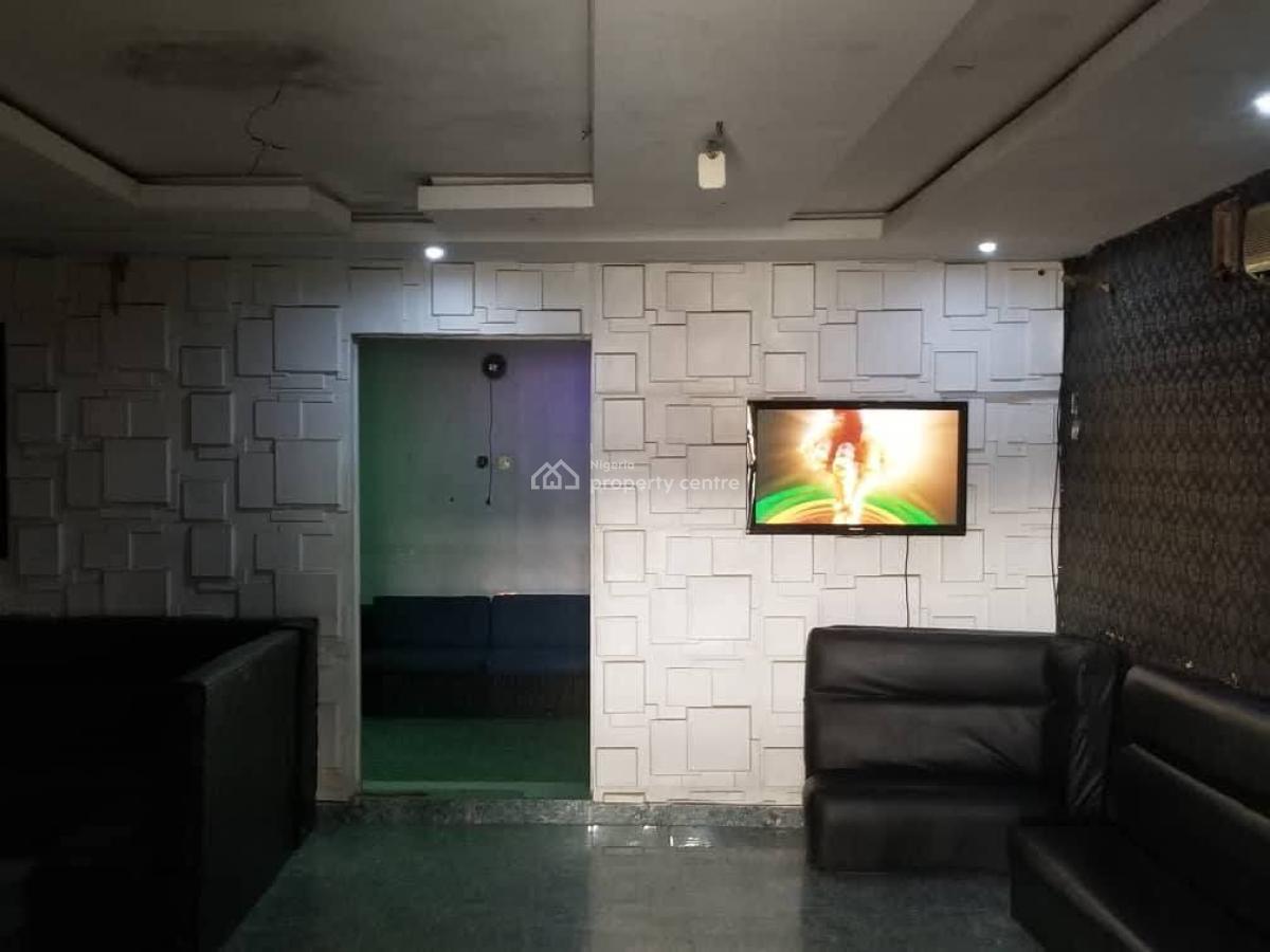 Well Built Lounge with 5 Rooms, Governors Road, Ikotun, Lagos, Hotel / Guest House for Sale