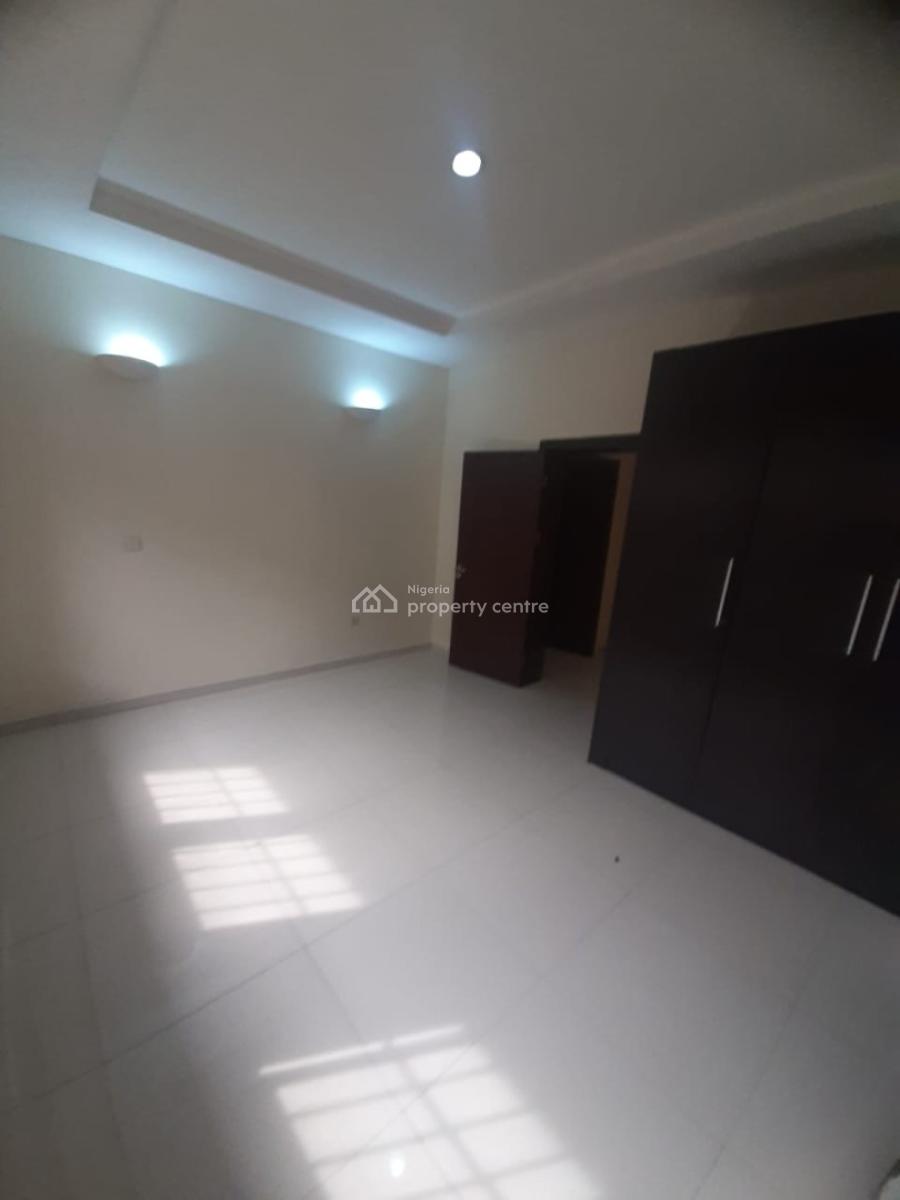 Serviced 3 Bedroom En-suite Flat with an Enclosed Fitted Kitchen/pantr, Lekki Phase 1, Lekki, Lagos, Flat / Apartment for Rent