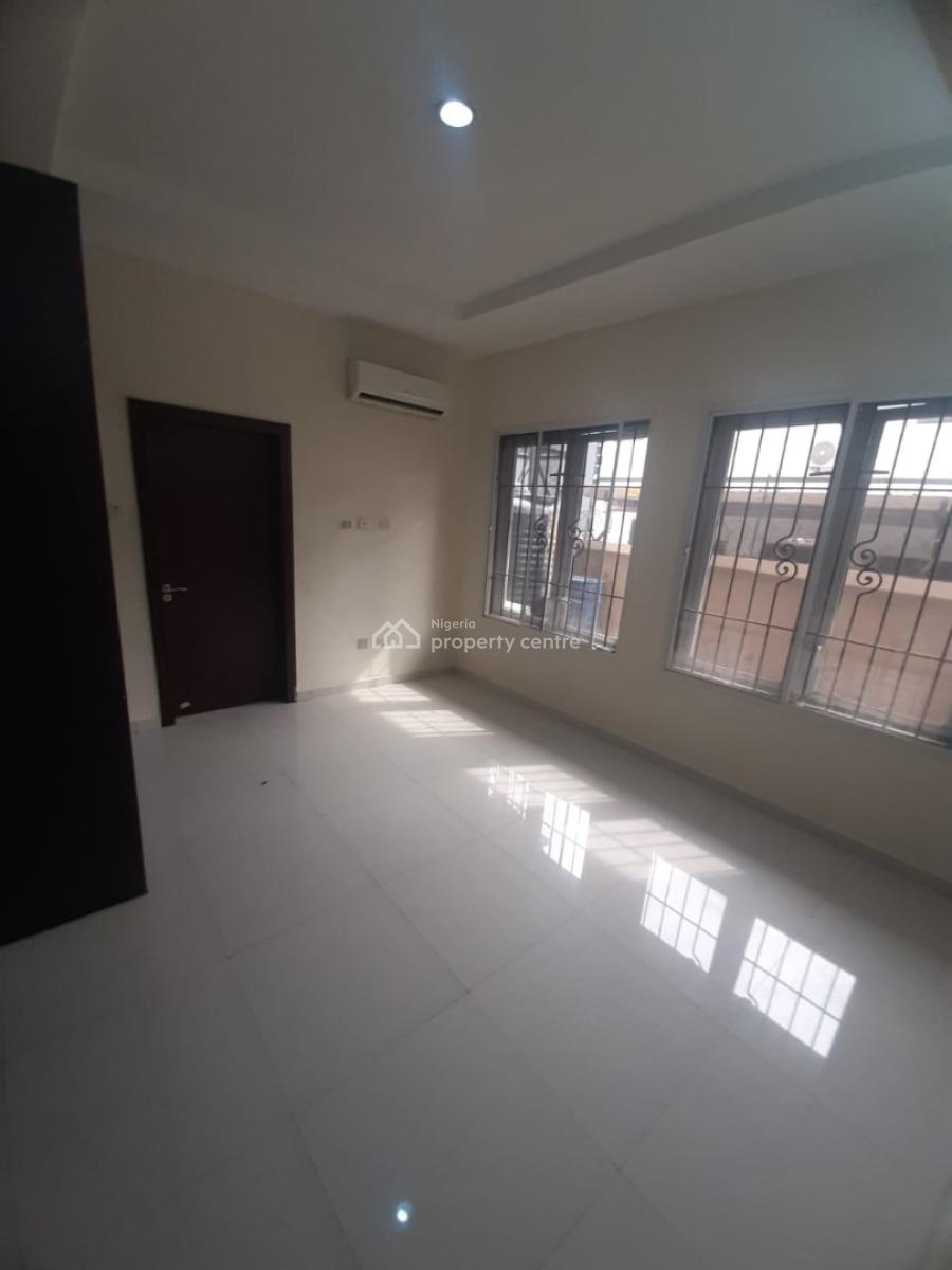 Serviced 3 Bedroom En-suite Flat with an Enclosed Fitted Kitchen/pantr, Lekki Phase 1, Lekki, Lagos, Flat / Apartment for Rent