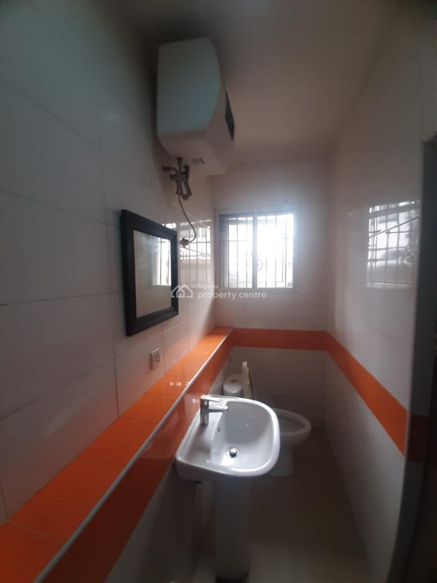 Serviced 3 Bedroom En-suite Flat with an Enclosed Fitted Kitchen/pantr, Lekki Phase 1, Lekki, Lagos, Flat / Apartment for Rent