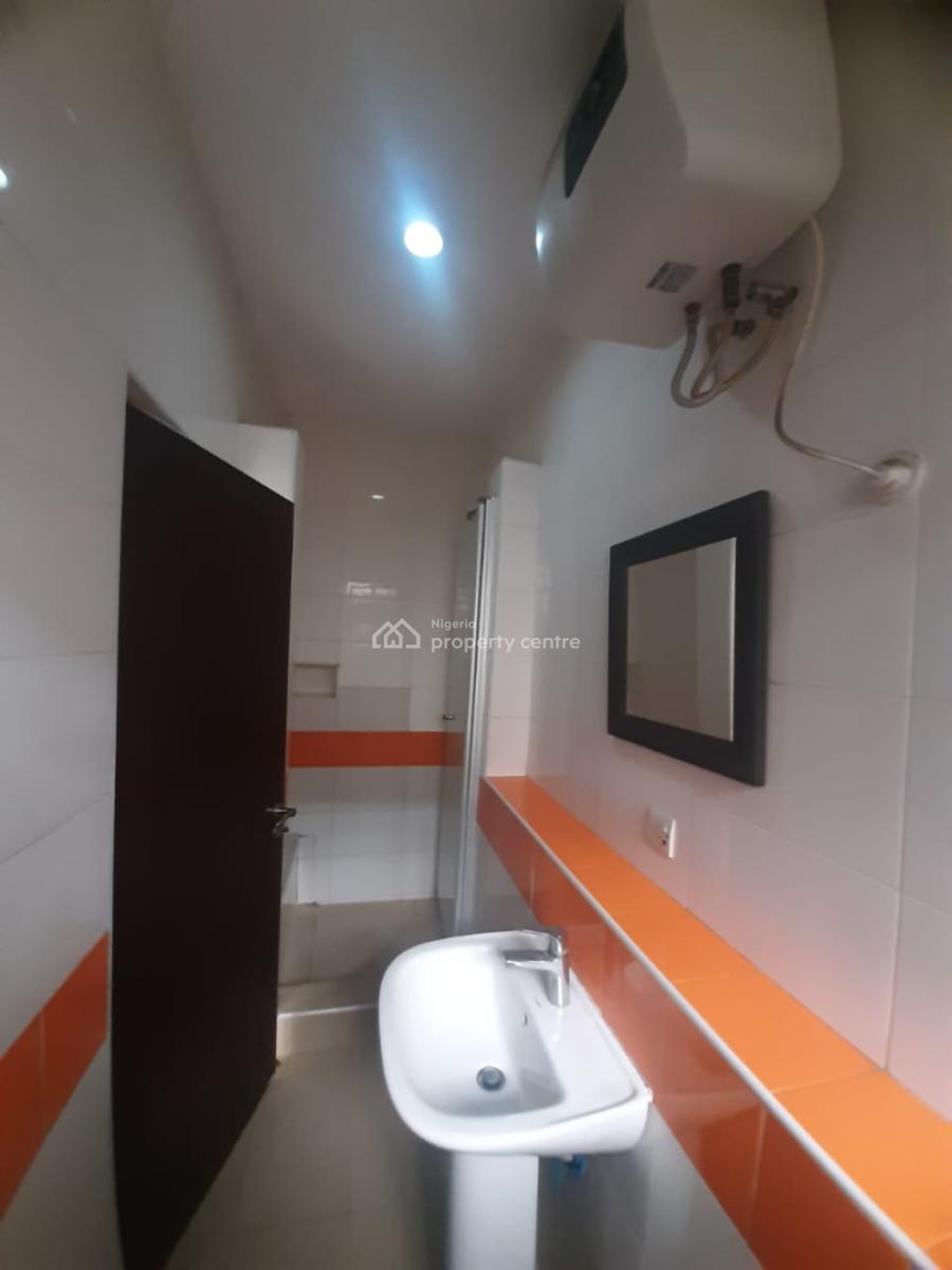 Serviced 3 Bedroom En-suite Flat with an Enclosed Fitted Kitchen/pantr, Lekki Phase 1, Lekki, Lagos, Flat / Apartment for Rent