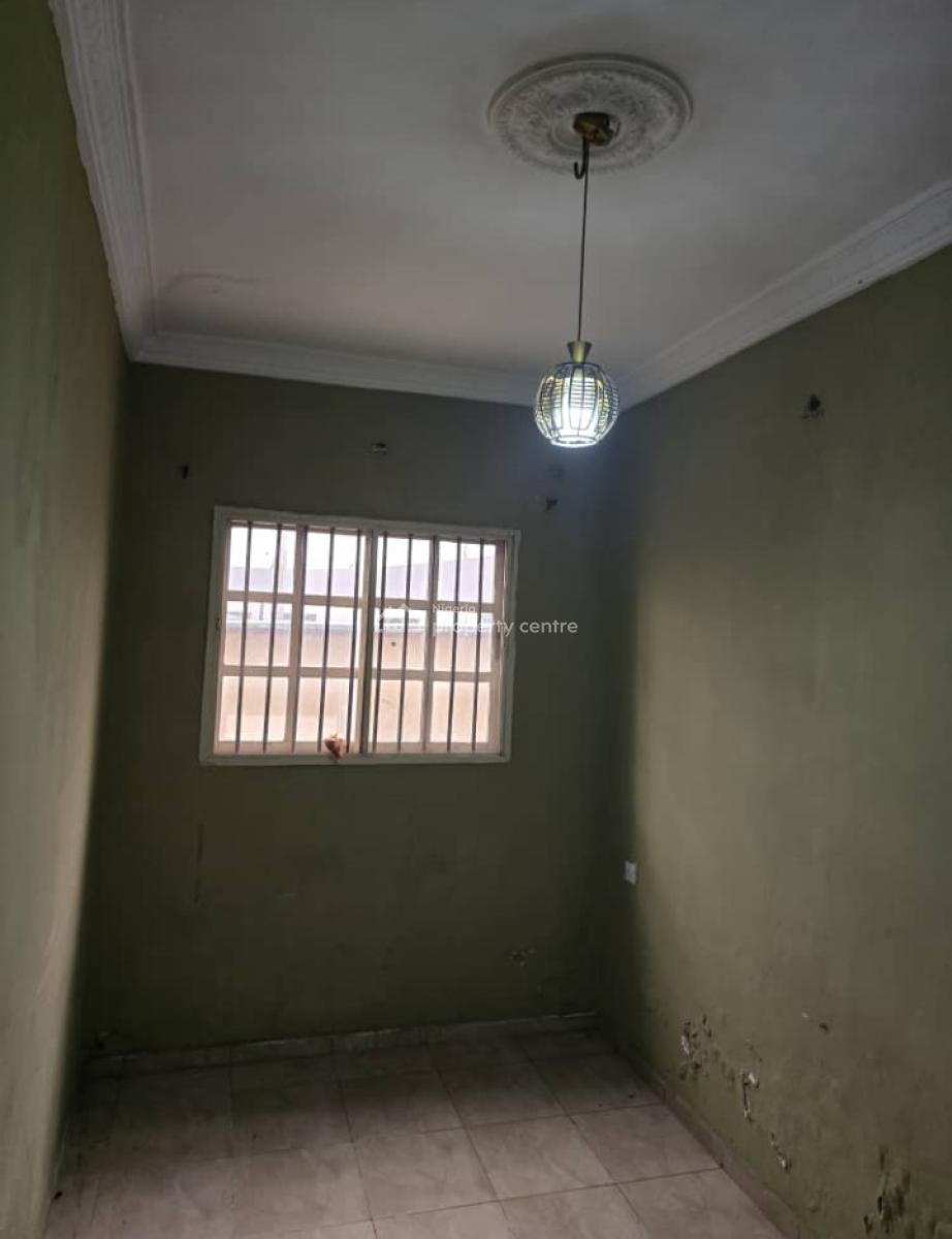 Standard Three Bedroom Flat, Omole Phase 2, Ikeja, Lagos, Flat / Apartment for Rent