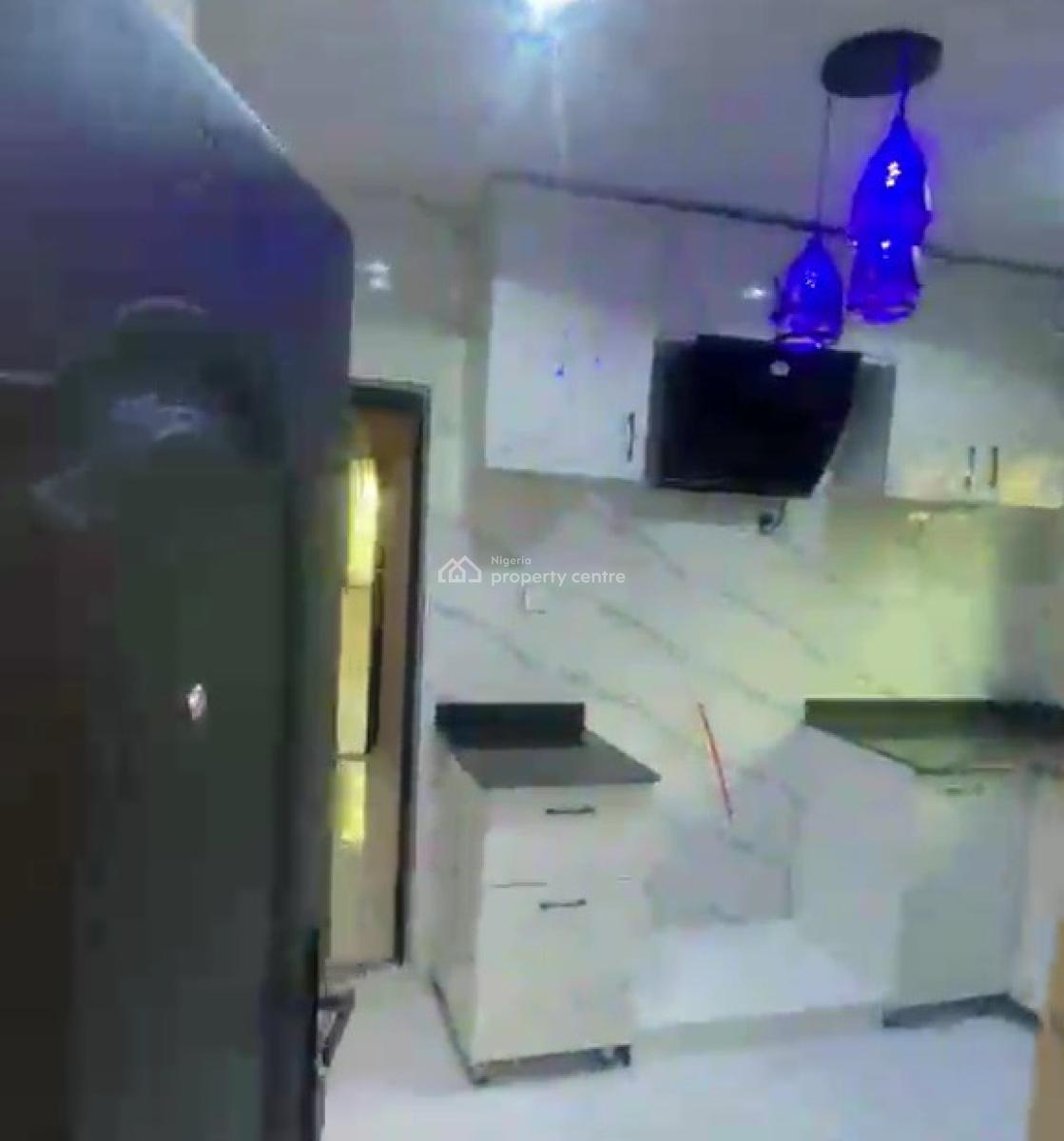 Standard 3bedrooms Flat 2 Masters,1 Central,& 1 Visitor Toilet, Along Second Ugbor Tarred Road, Gra, Benin, Oredo, Edo, House for Rent