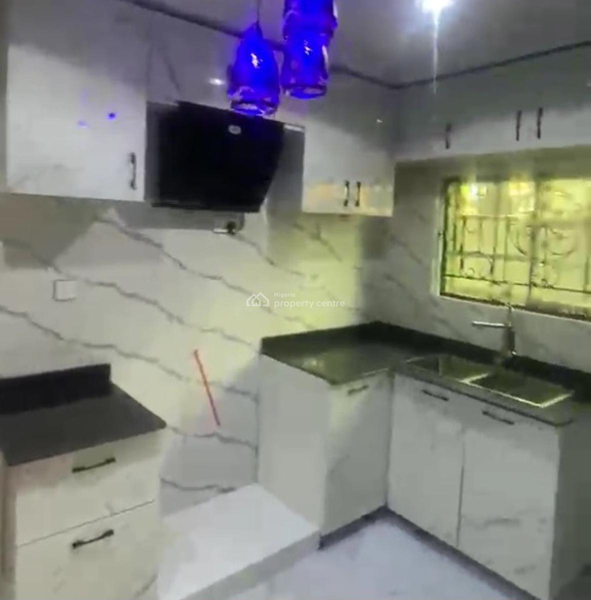 Standard 3bedrooms Flat 2 Masters,1 Central,& 1 Visitor Toilet, Along Second Ugbor Tarred Road, Gra, Benin, Oredo, Edo, House for Rent