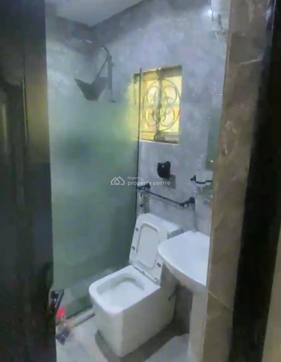 Standard 3bedrooms Flat 2 Masters,1 Central,& 1 Visitor Toilet, Along Second Ugbor Tarred Road, Gra, Benin, Oredo, Edo, House for Rent