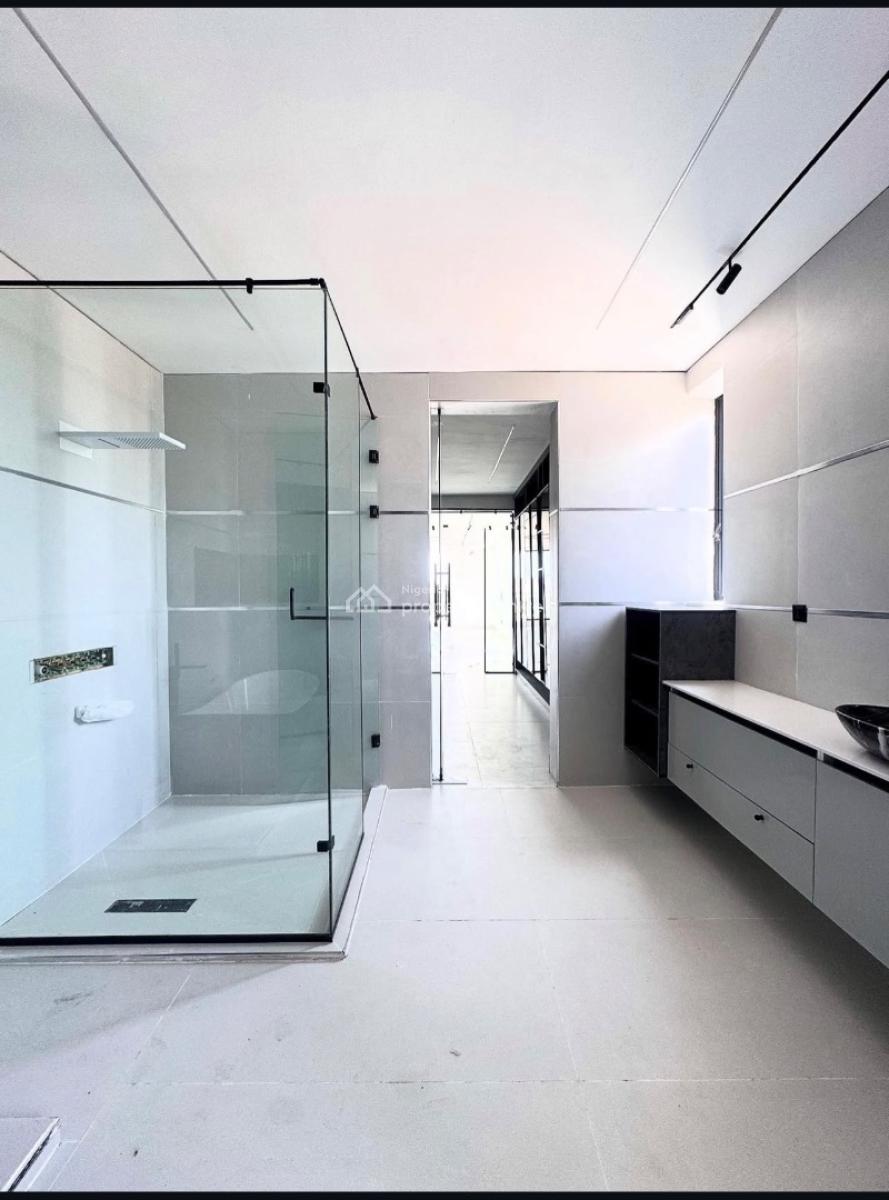 5 Bedroom Massive House with a Bq, Lekki Phase 1, Lekki, Lagos, Detached Duplex for Sale