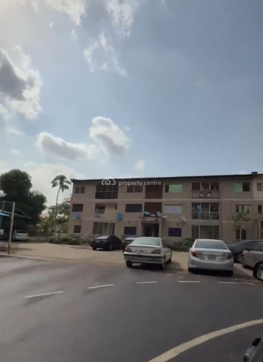 Distress 2 Bedroom, Maitama District, Abuja, Block of Flats for Sale