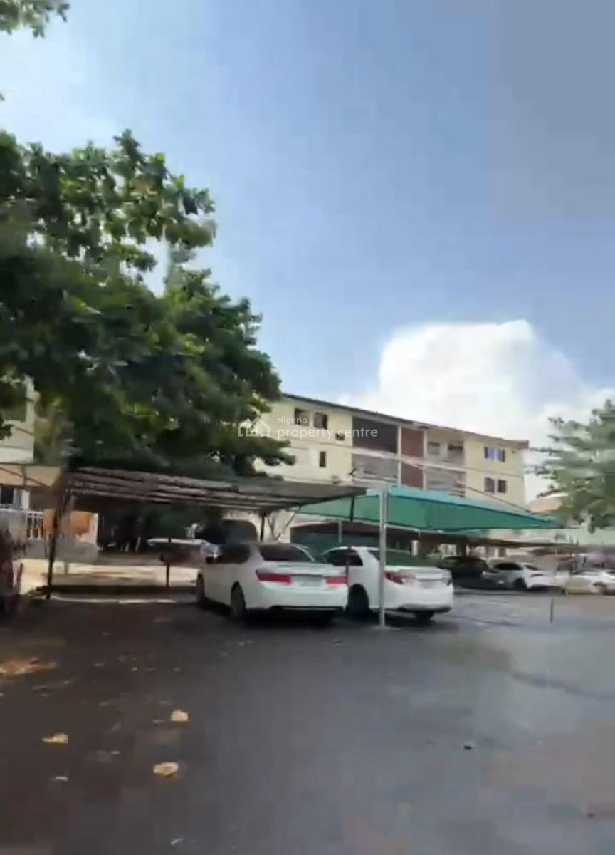 Distress 2 Bedroom, Maitama District, Abuja, Block of Flats for Sale