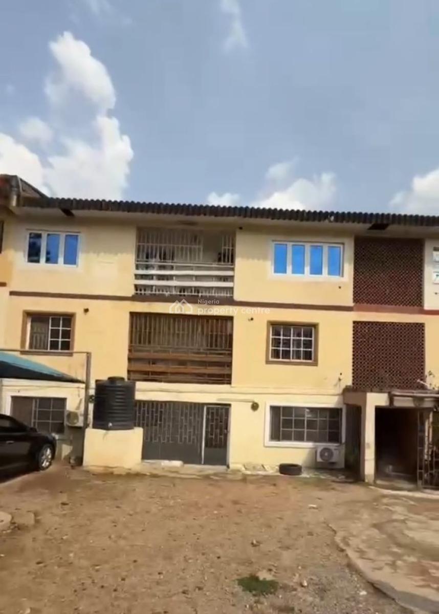 Distress 2 Bedroom, Maitama District, Abuja, Block of Flats for Sale