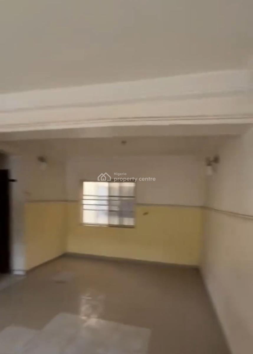 Distress 2 Bedroom, Maitama District, Abuja, Block of Flats for Sale