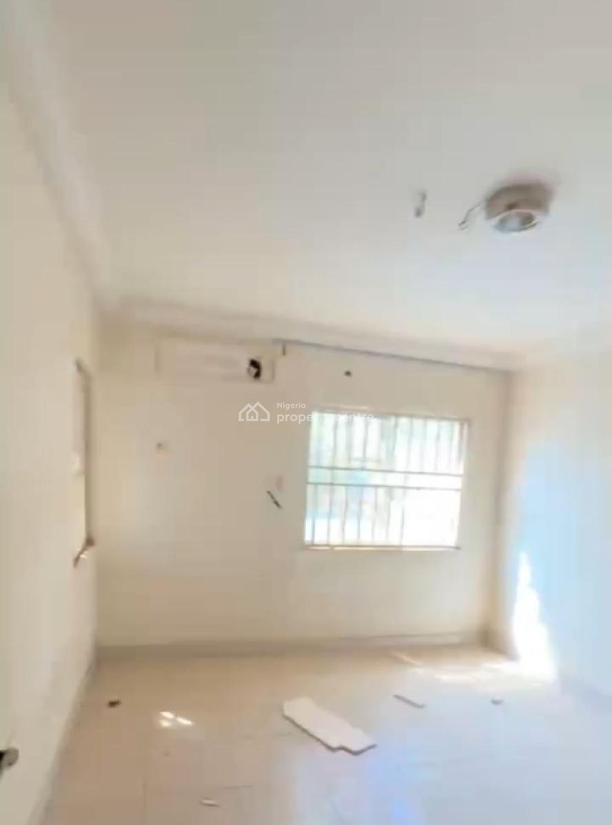 Distress 2 Bedroom, Maitama District, Abuja, Block of Flats for Sale