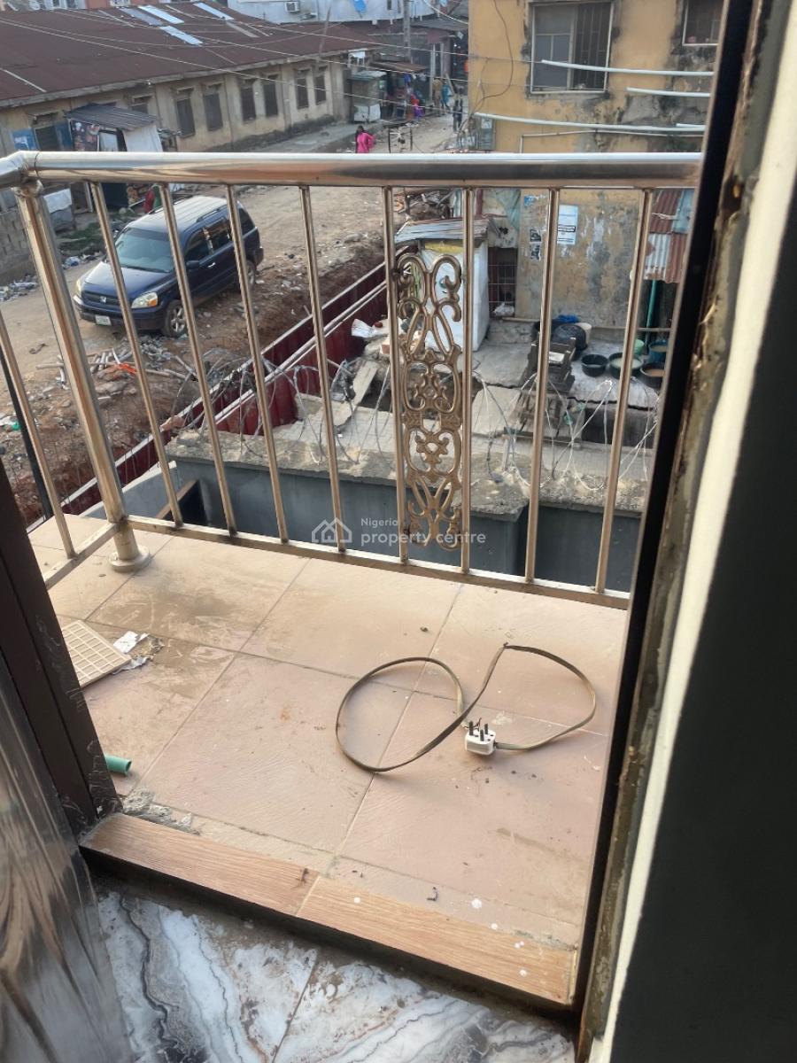 Neatly Used Studio Flat, Yaba, Yaba, Lagos, Flat / Apartment for Rent