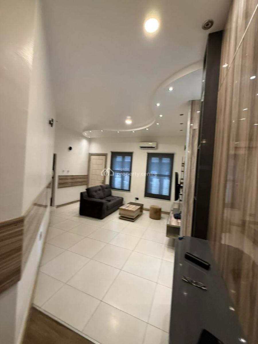 Massive 3 Bedroom Apartment with Swimming Pool & Bq, Lekki Phase 1, Lekki, Lagos, Flat / Apartment for Sale