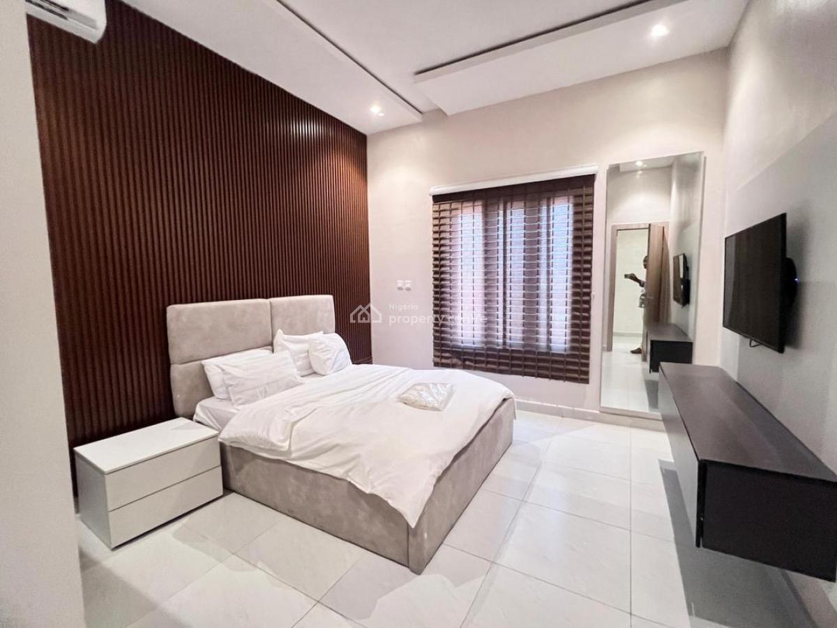 Bell 2 Bedroom Apartment with Pool &gym, Lekki Phase 1, Lekki, Lagos, Flat / Apartment Short Let