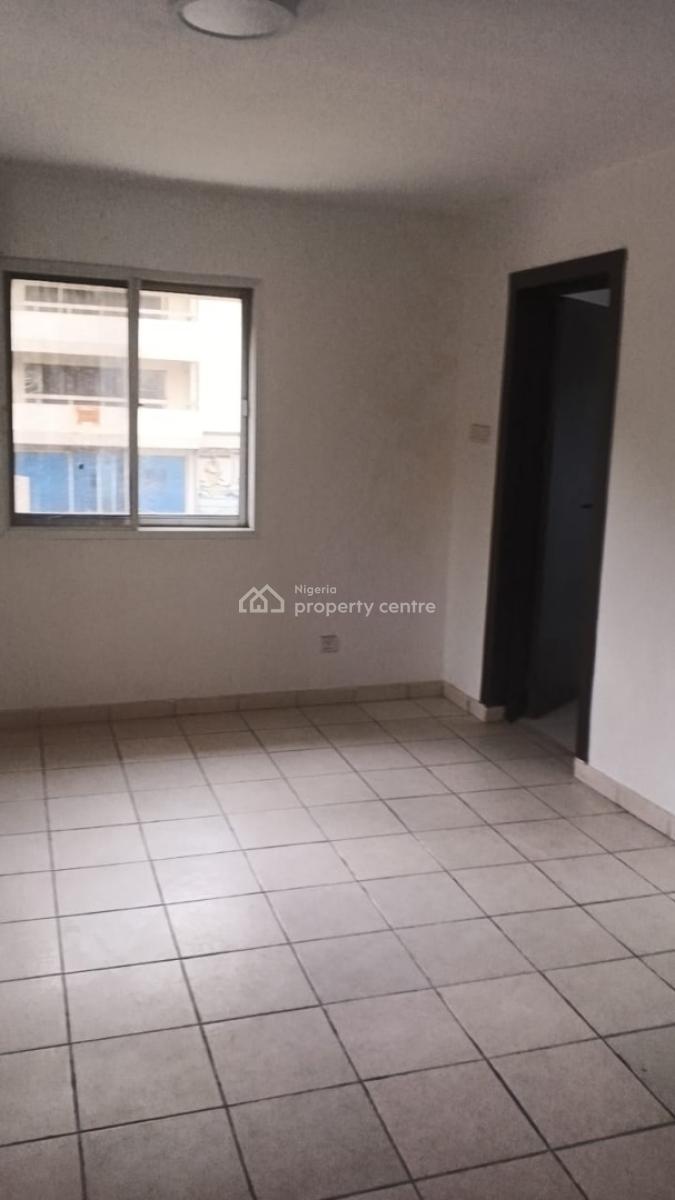 Commercial Building in a Strategic Position, Ojuelegba, Surulere, Lagos, Office Space for Rent