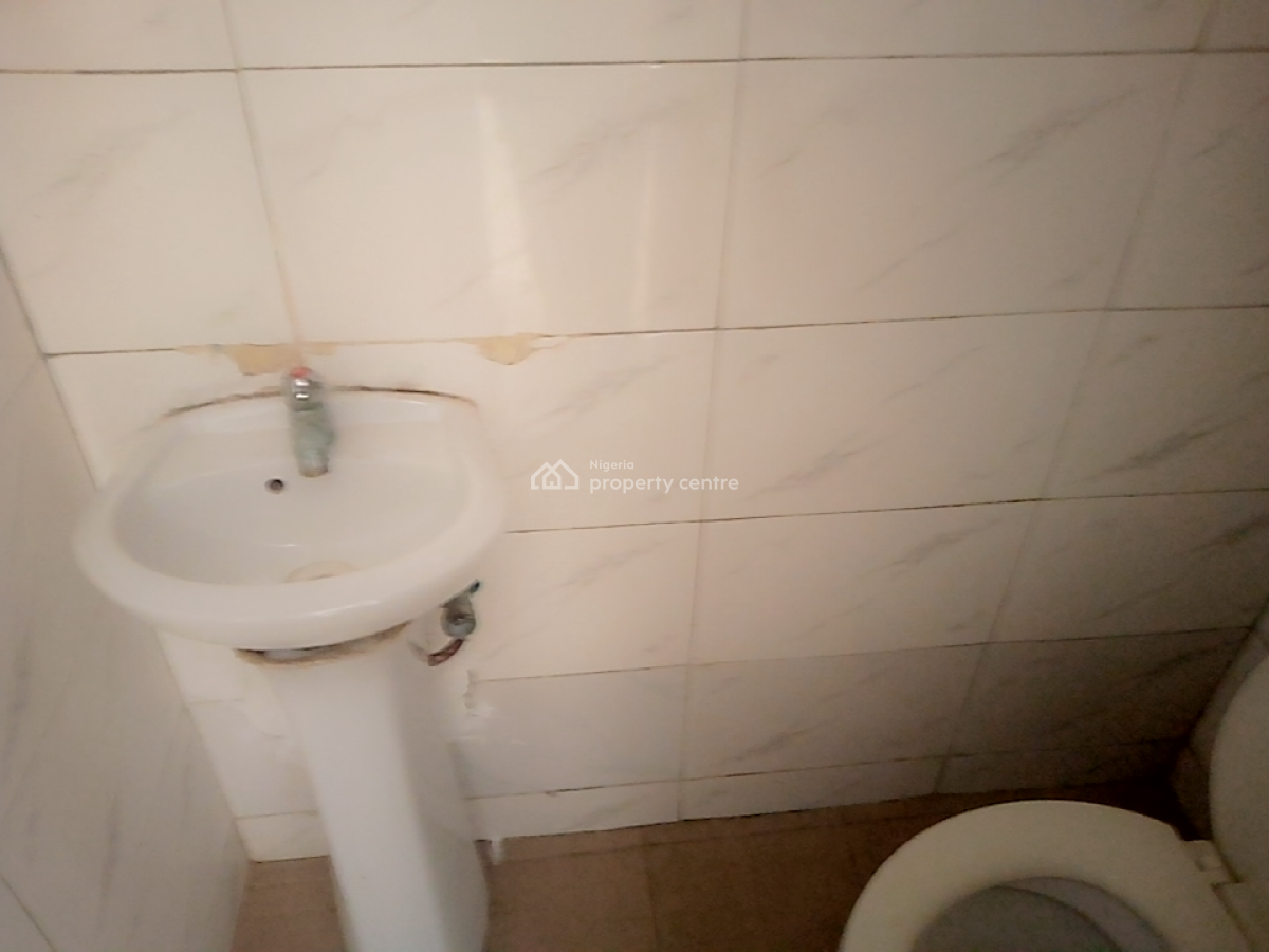 a Very Huge and Very Neat Mini Flat, Osapa, Lekki, Lagos, Flat / Apartment for Rent
