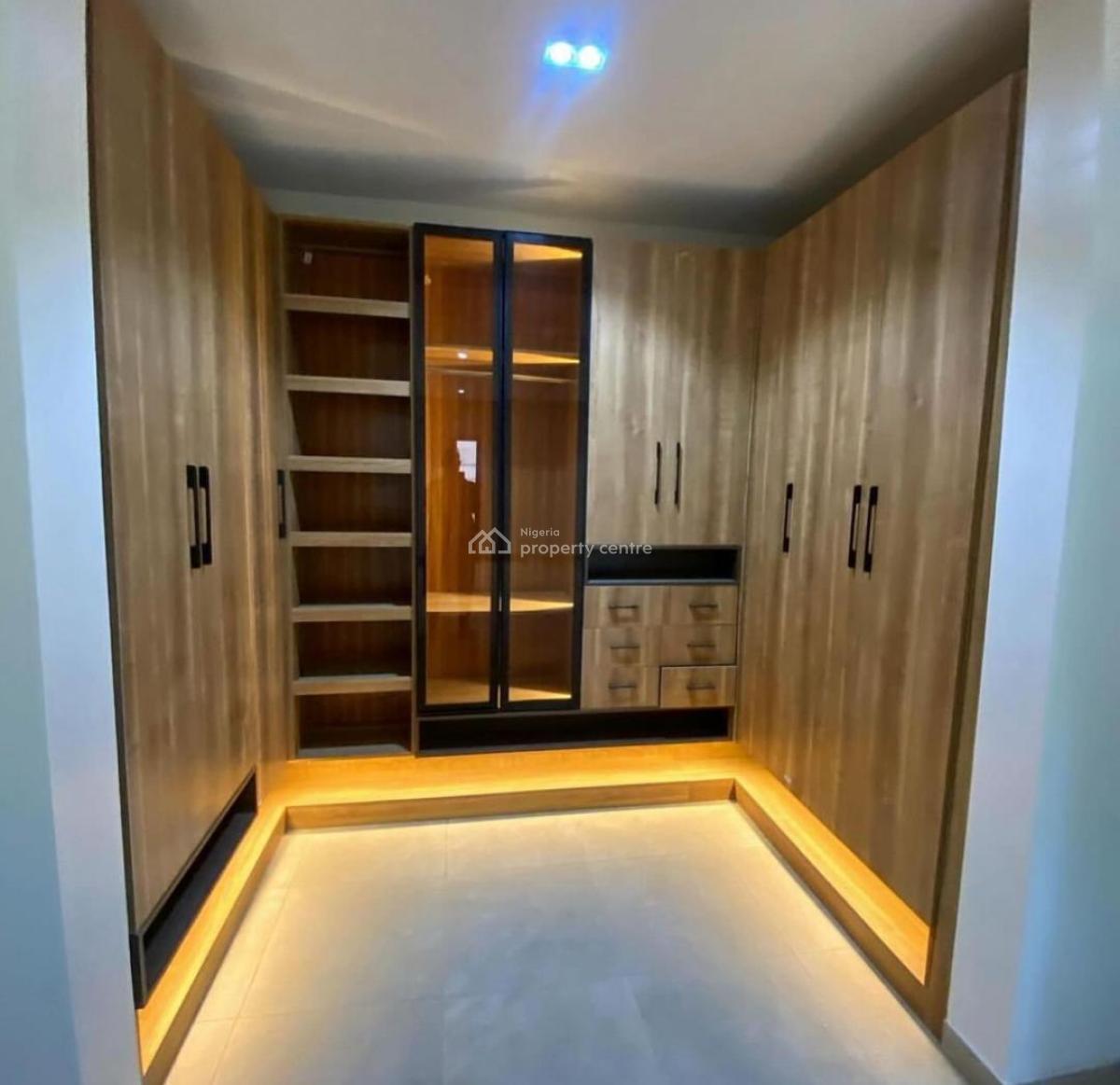 5 Bedrooms Detached Duplex (distress), Guzape District, Abuja, Detached Duplex for Sale