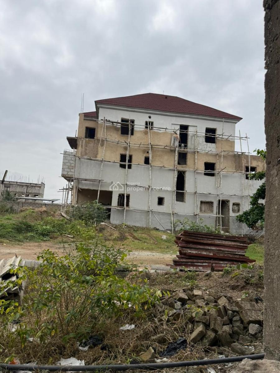 Distressed 6 Bedroom Terraced Triplex, Airport Road, Sabon Lugbe, Lugbe District, Abuja, Terraced Duplex for Sale