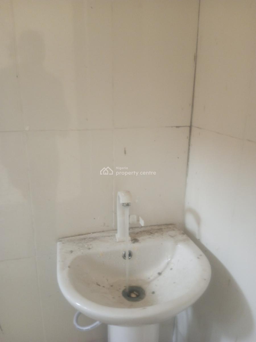 Well Maintained 2 Bedroom Flat Directly Facing The Road, Badore, Ajah, Lagos, Flat / Apartment for Rent