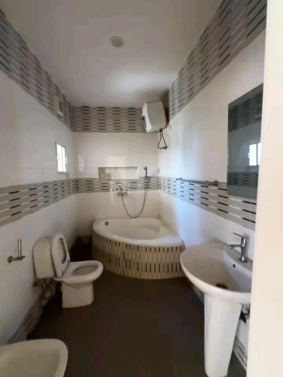 4bedrooms Terrace Duplex with 2 Living Rooms and Attached Bq in Guzape, Guzape District, Abuja, Terraced Duplex for Sale