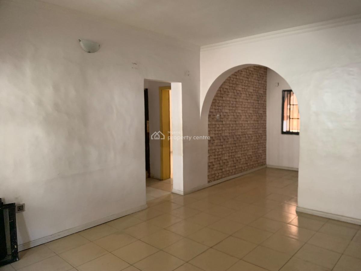 2 Bedroom Apartment, Alagomeji, Alagomeji, Yaba, Lagos, Flat / Apartment for Rent