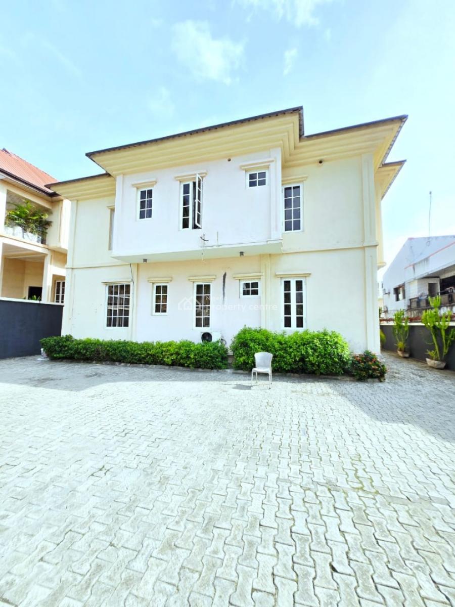 Well-maintained, Self-serviced of 3-bedroom Flats, Lekki Phase 1, Lekki, Lagos, Flat / Apartment for Rent