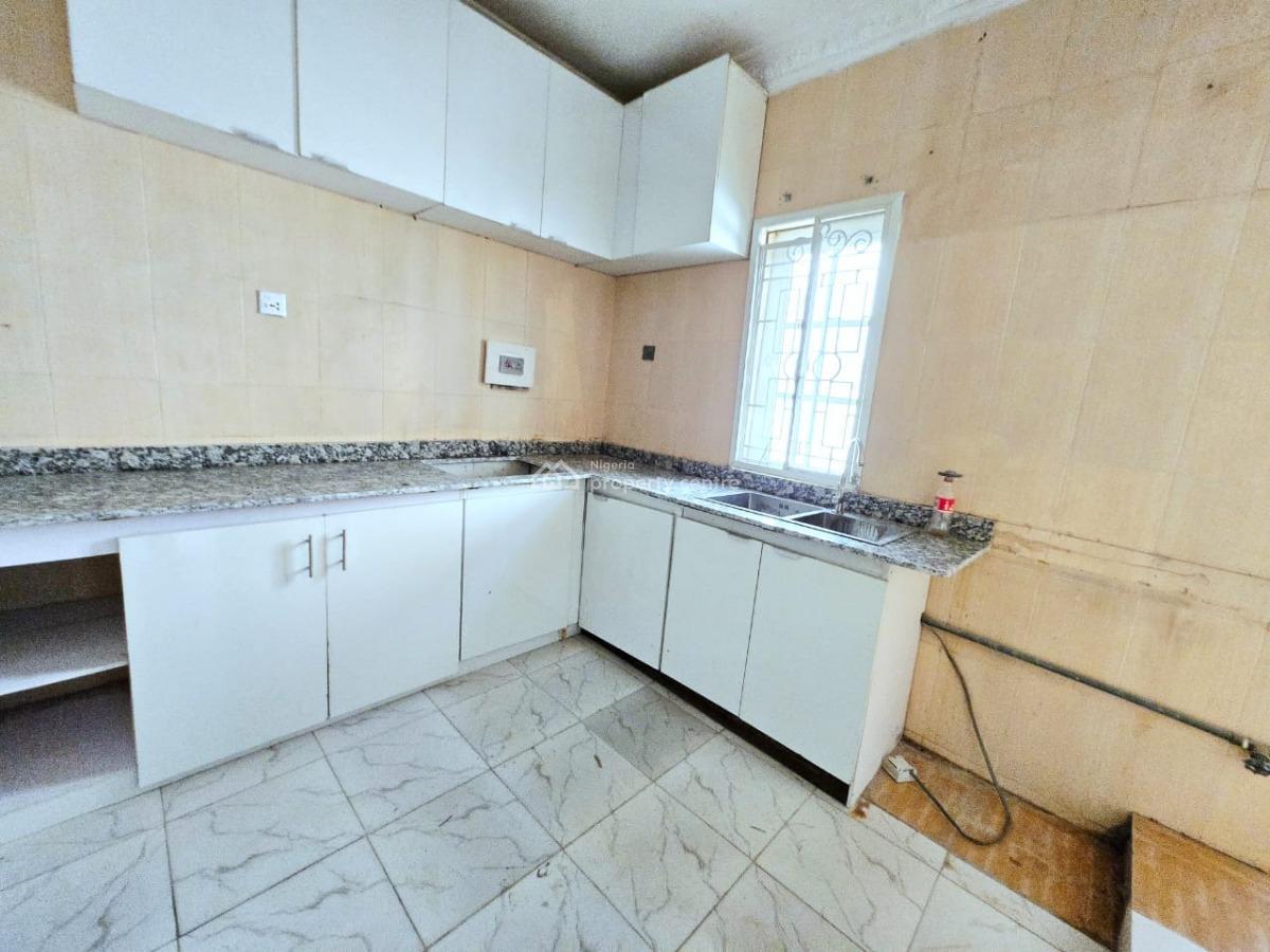 Well-maintained, Self-serviced of 3-bedroom Flats, Lekki Phase 1, Lekki, Lagos, Flat / Apartment for Rent