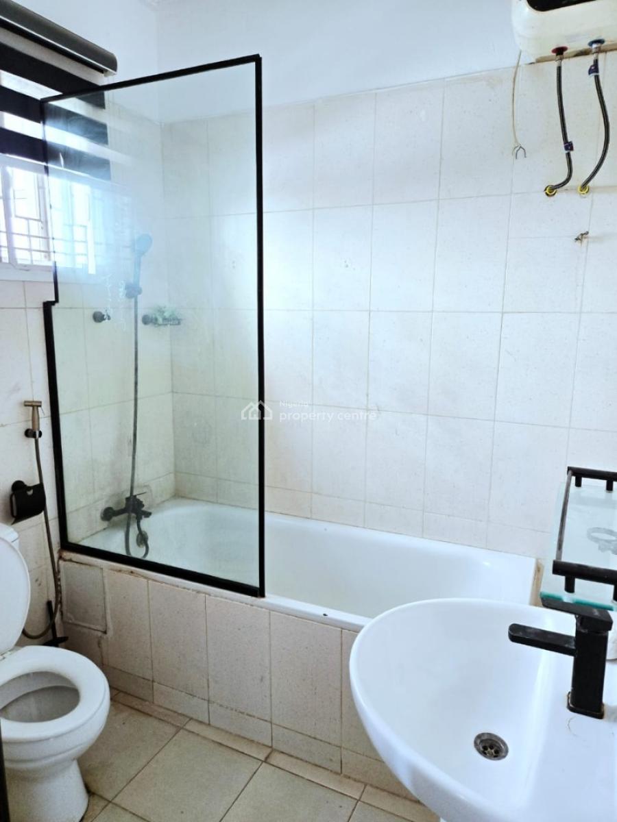 Well-maintained, Self-serviced of 3-bedroom Flats, Lekki Phase 1, Lekki, Lagos, Flat / Apartment for Rent