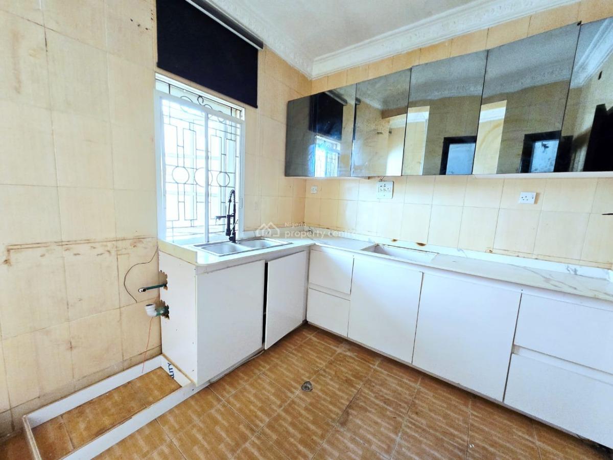 Well-maintained, Self-serviced of 3-bedroom Flats, Lekki Phase 1, Lekki, Lagos, Flat / Apartment for Rent