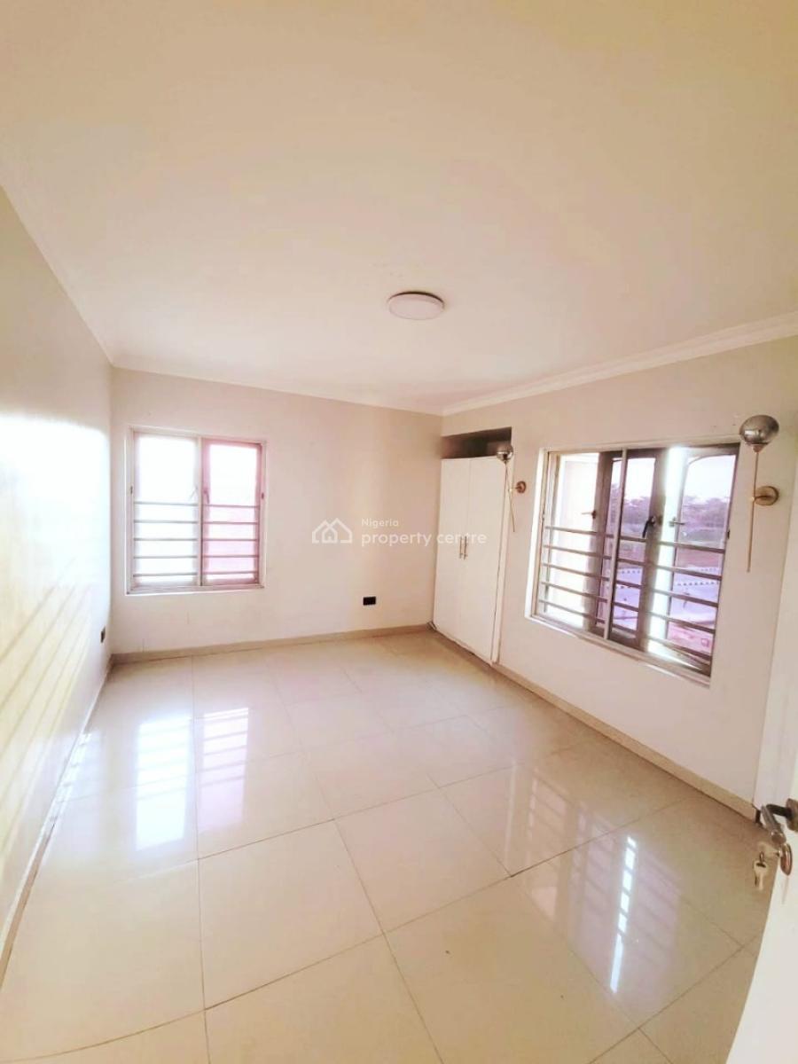 Well Maintained 2 Bedrooms Apartment, Lekki Phase 2, Lekki, Lagos, Flat / Apartment for Rent