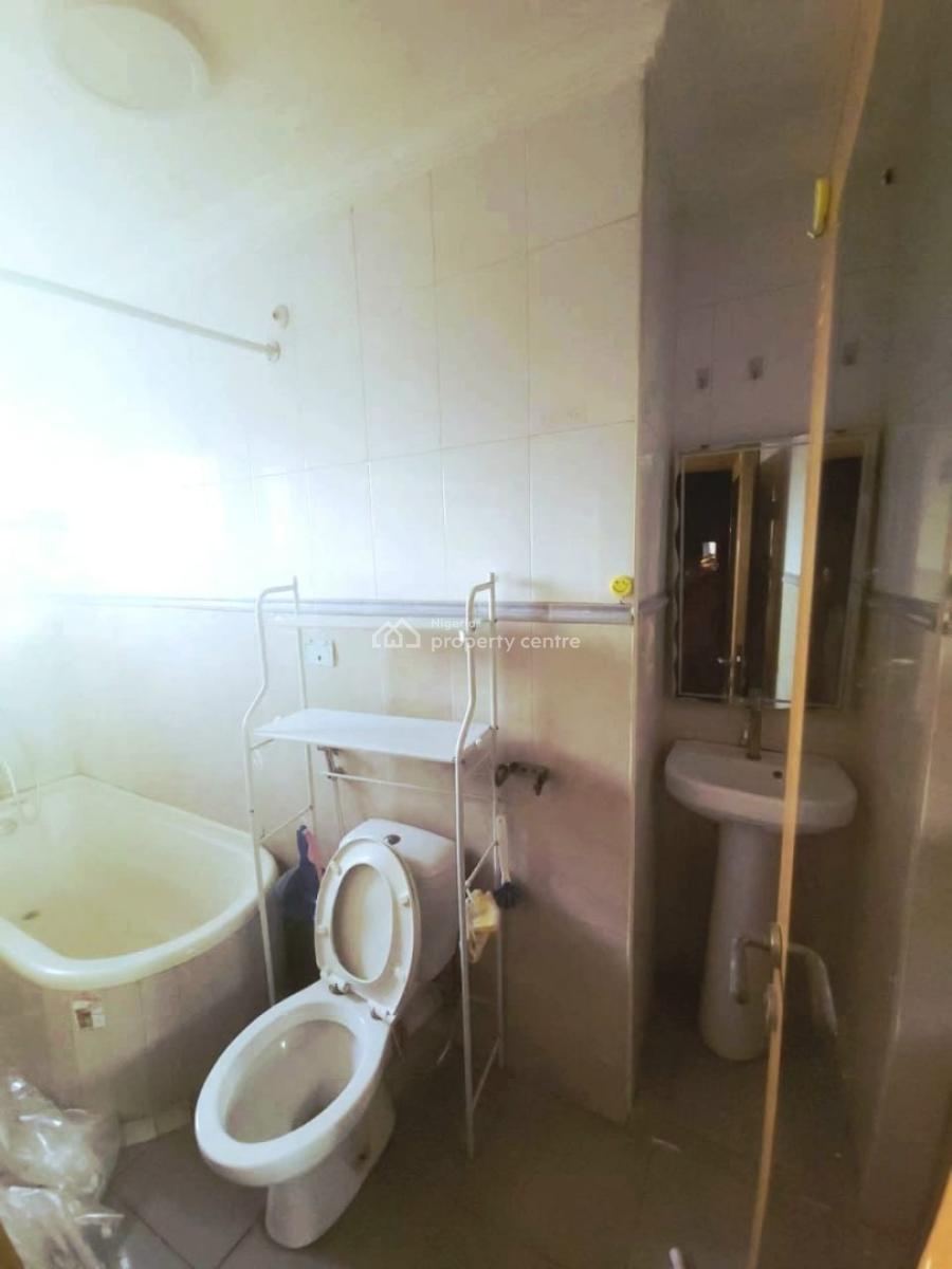 Well Maintained 2 Bedrooms Apartment, Lekki Phase 2, Lekki, Lagos, Flat / Apartment for Rent
