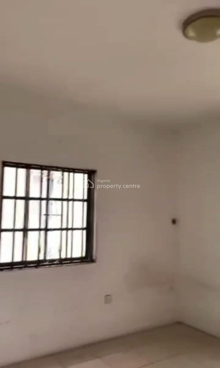 Spacious Standard Executive 3 Bedroom Apartment, Alagomeji, Yaba, Lagos, Flat / Apartment for Rent