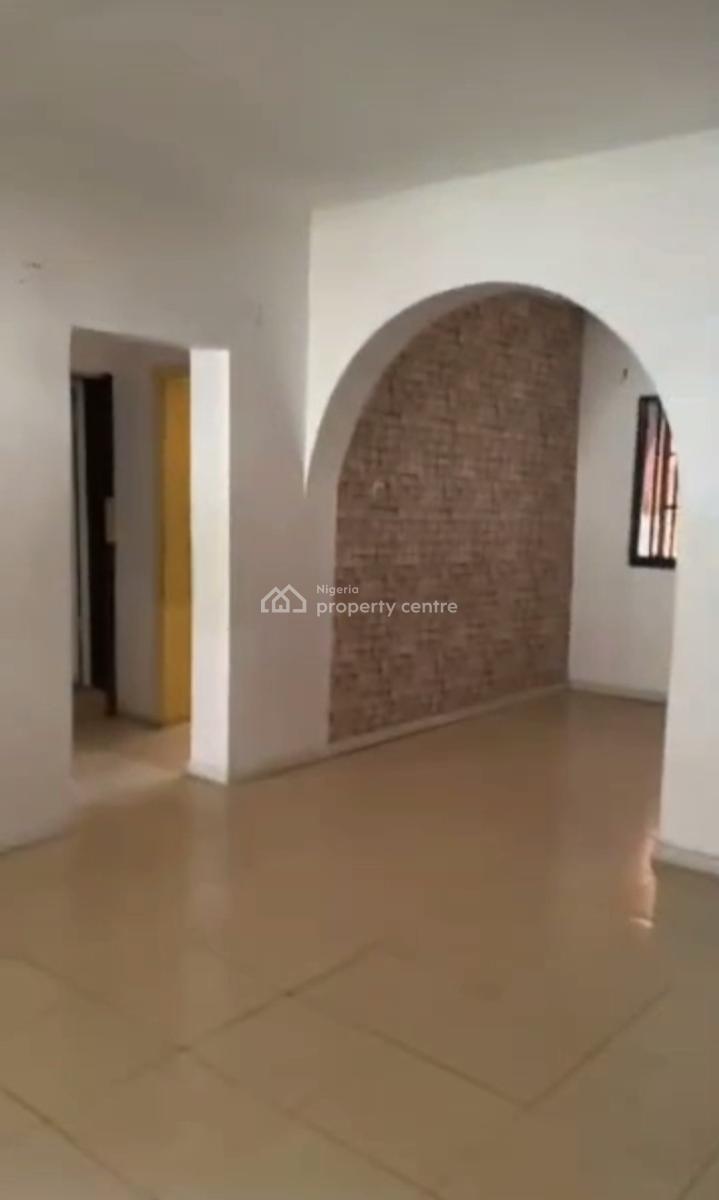 Spacious Standard Executive 3 Bedroom Apartment, Alagomeji, Yaba, Lagos, Flat / Apartment for Rent