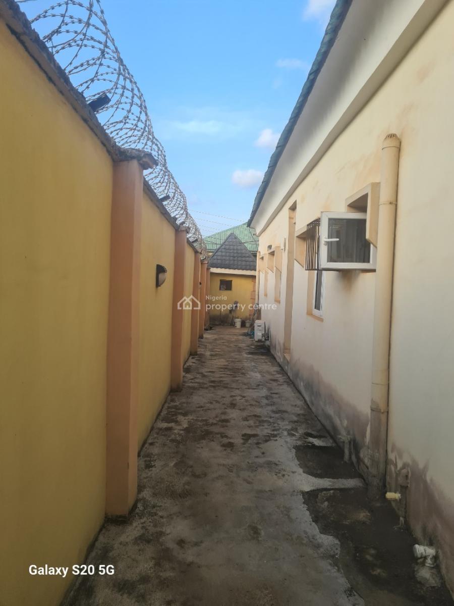 Executive 6 Bedrooms Bungalow, Radio Estate, Off Awolowo Road, Ikorodu, Lagos, Detached Bungalow for Sale