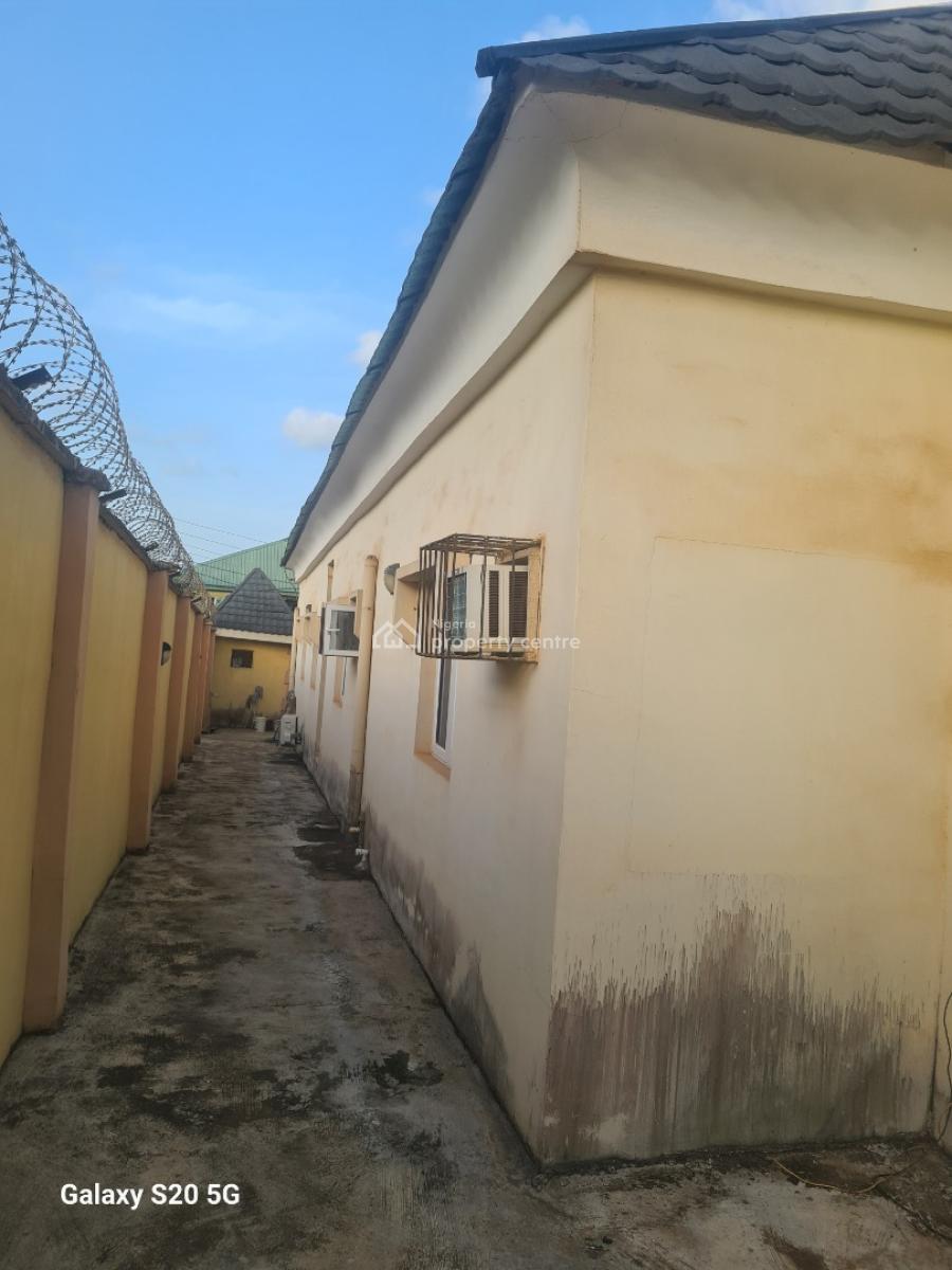 Executive 6 Bedrooms Bungalow, Radio Estate, Off Awolowo Road, Ikorodu, Lagos, Detached Bungalow for Sale