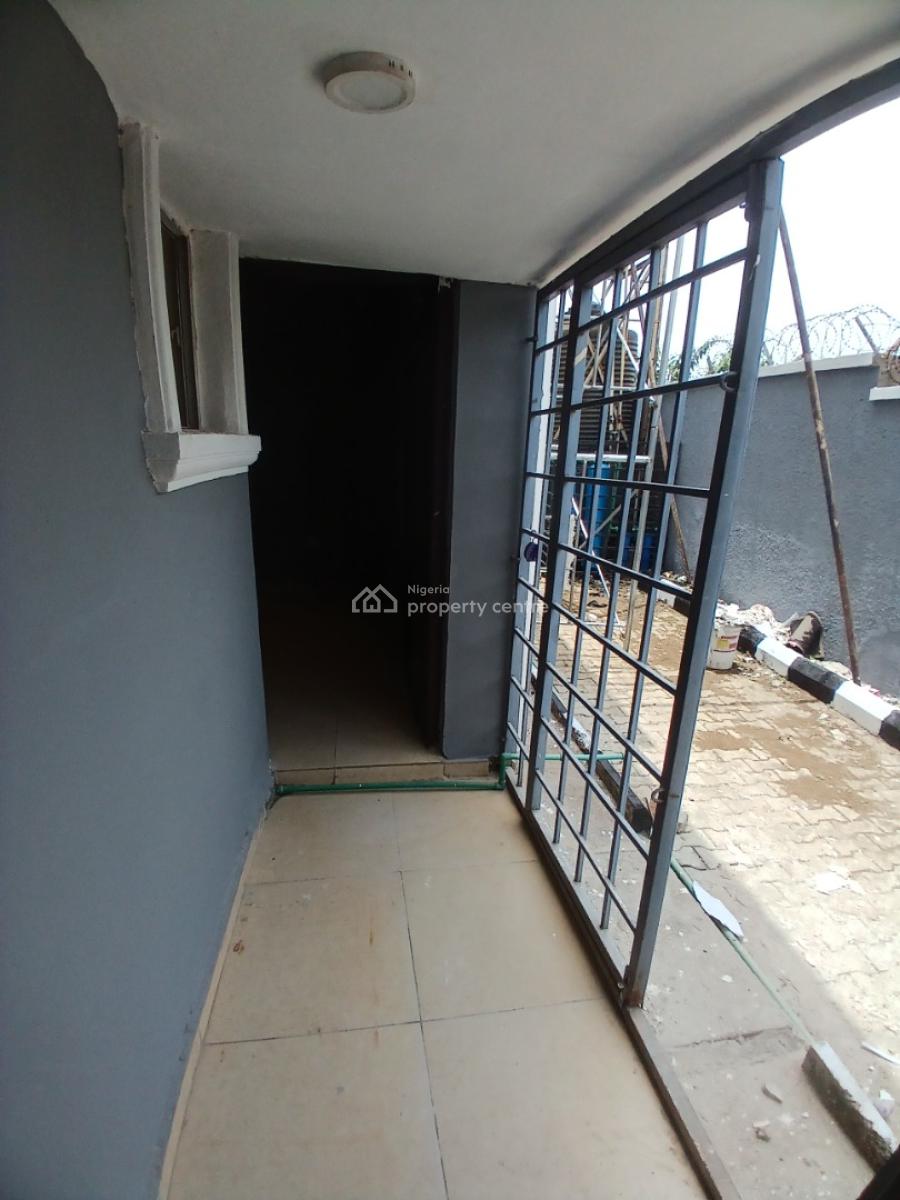 Well Renovated 4 Bedroom Semi Detached with 1room Bq, Guzape Abuja Diplomatic Zone, Guzape District, Abuja, Semi-detached Duplex for Sale