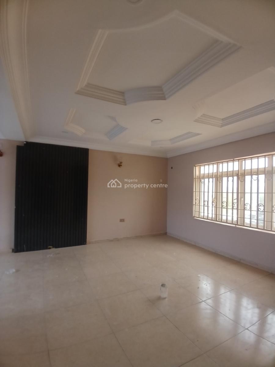 Well Renovated 4 Bedroom Semi Detached with 1room Bq, Guzape Abuja Diplomatic Zone, Guzape District, Abuja, Semi-detached Duplex for Sale