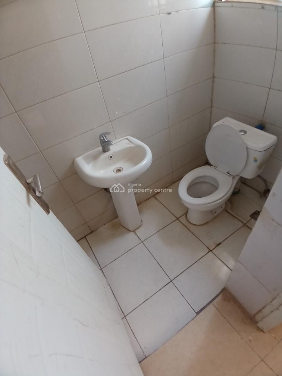 Well Renovated 4 Bedroom Semi Detached with 1room Bq, Guzape Abuja Diplomatic Zone, Guzape District, Abuja, Semi-detached Duplex for Sale