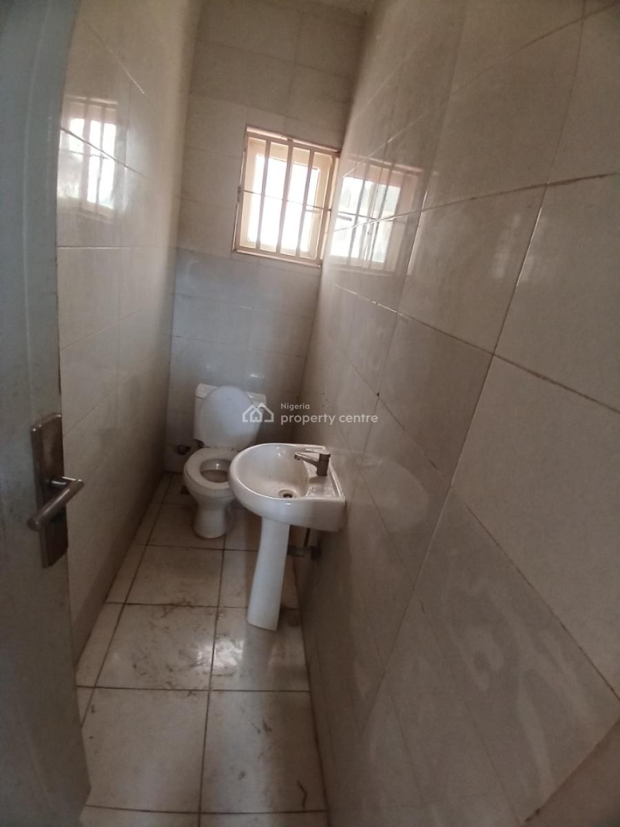 Well Renovated 4 Bedroom Semi Detached with 1room Bq, Guzape Abuja Diplomatic Zone, Guzape District, Abuja, Semi-detached Duplex for Sale