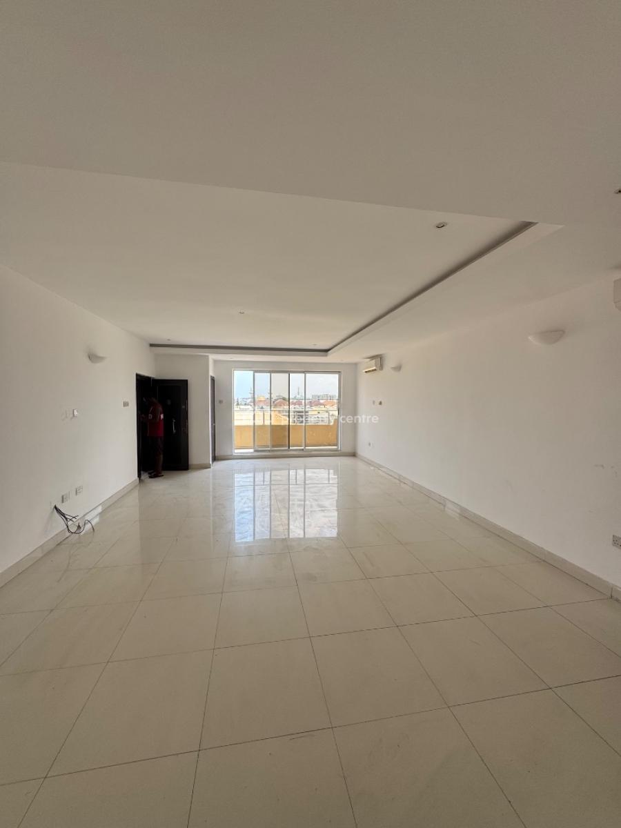 Spacious Three (3) Bedroom Apartment with Bq, Lekki Phase 1, Lekki, Lagos, Flat / Apartment for Rent