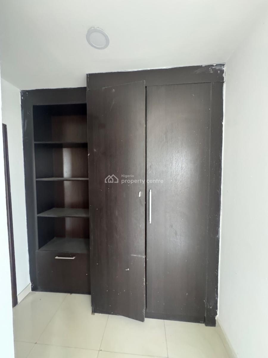 Spacious Three (3) Bedroom Apartment with Bq, Lekki Phase 1, Lekki, Lagos, Flat / Apartment for Rent