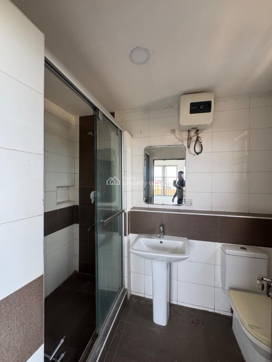 Spacious Three (3) Bedroom Apartment with Bq, Lekki Phase 1, Lekki, Lagos, Flat / Apartment for Rent