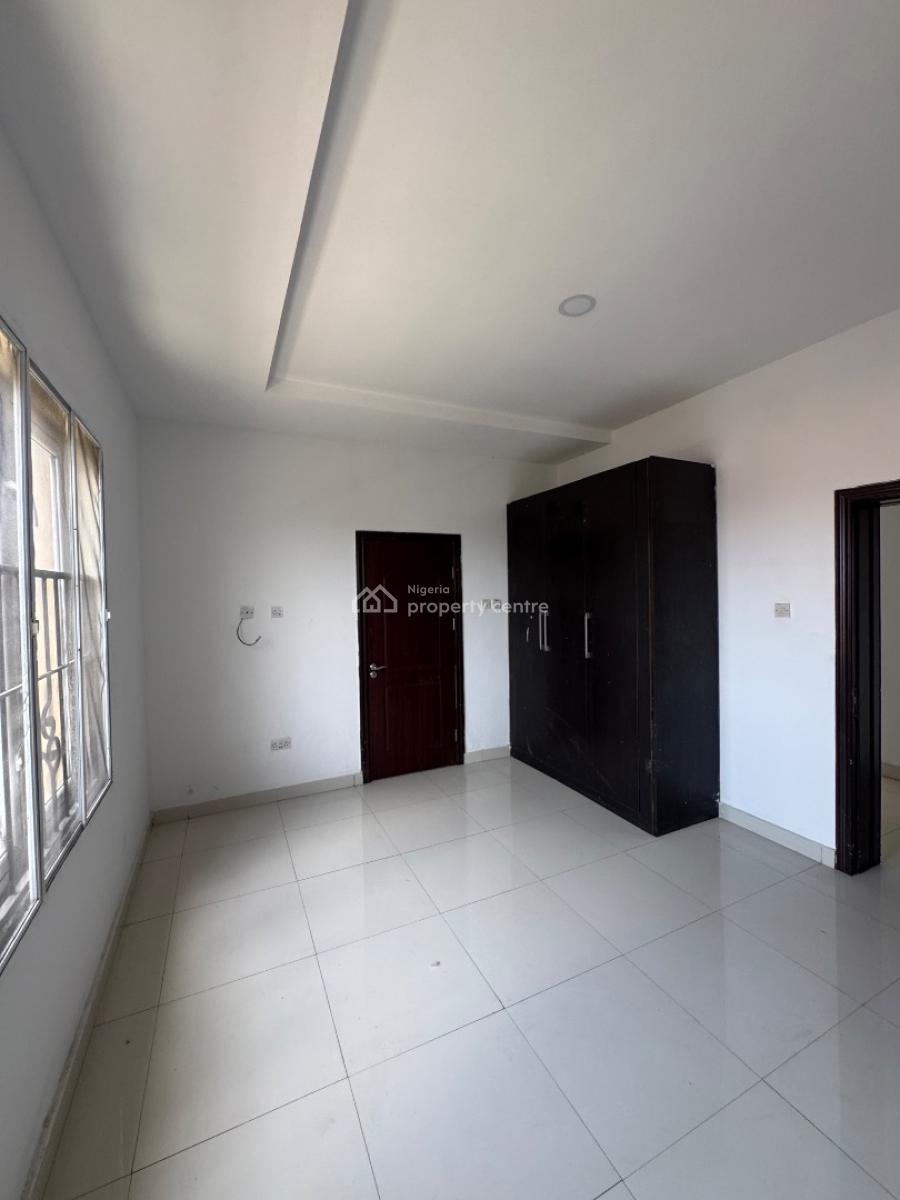 Spacious Three (3) Bedroom Apartment with Bq, Lekki Phase 1, Lekki, Lagos, Flat / Apartment for Rent