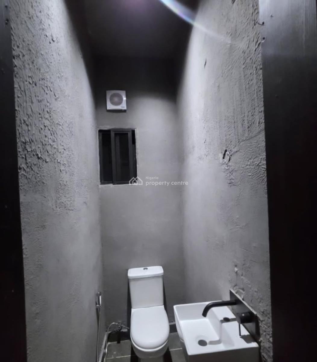 Brand New and Serviced with 24/7 Power Supply Ready-to-move-in 3 Bedro, Lekki Phase 1, Lekki, Lagos, Flat / Apartment for Rent