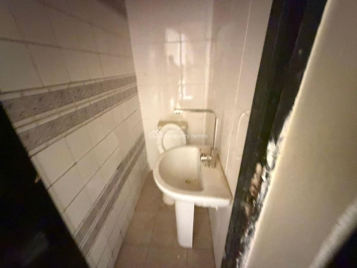 Well-maintained 2-bedroom Apartment with a Boys Quarters, Asokoro District, Abuja, Flat / Apartment for Rent