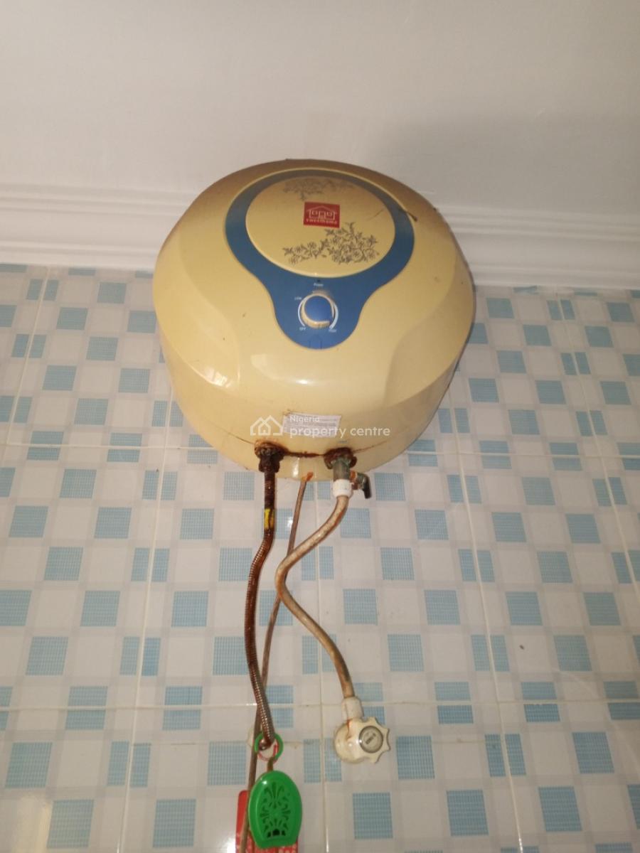 Well Renovated 3 Bedroom Flat, Bashorun Majek, Sangotedo, Ajah, Lagos, Flat / Apartment for Rent