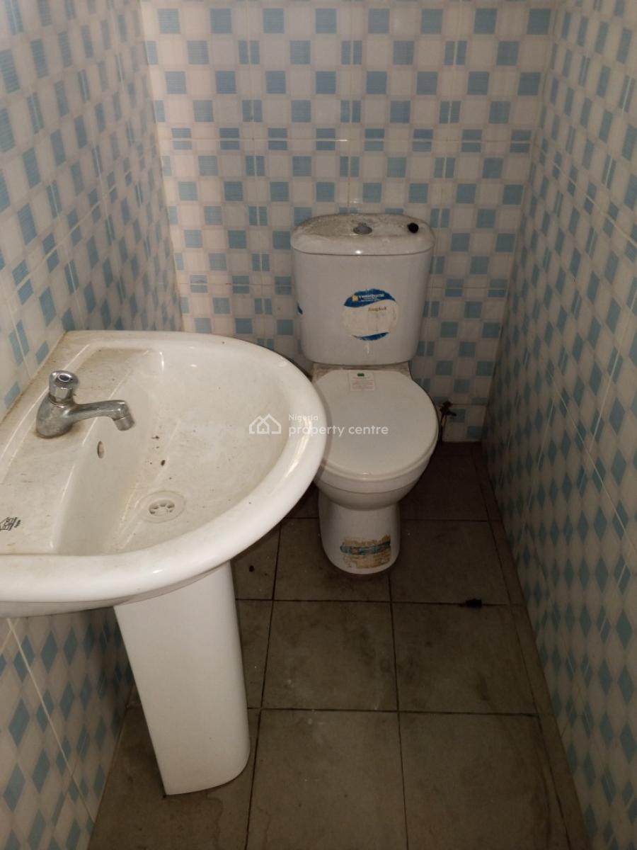 Well Renovated 3 Bedroom Flat, Bashorun Majek, Sangotedo, Ajah, Lagos, Flat / Apartment for Rent
