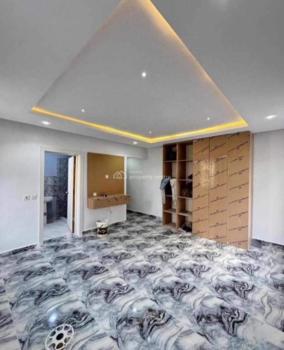 Spacious 3 Bedroom, Surulere, Lagos, Block of Flats for Sale